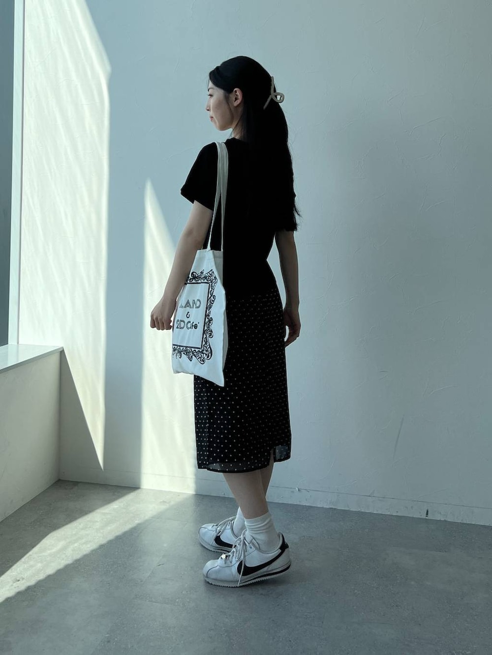 「低身長、韓国系、休日コーデ、フェミニン、カジュアル、ALAND、スカート、おでかけ、韓国ファッション、スニーカー、トートバッグ、エコバッグ」｜「CRANKのCRANK／ドットレイヤードスカート（スカート、ブラック系）」を使った、みれいさん（レディース・150cm）の夏コーディネートの3枚目の写真