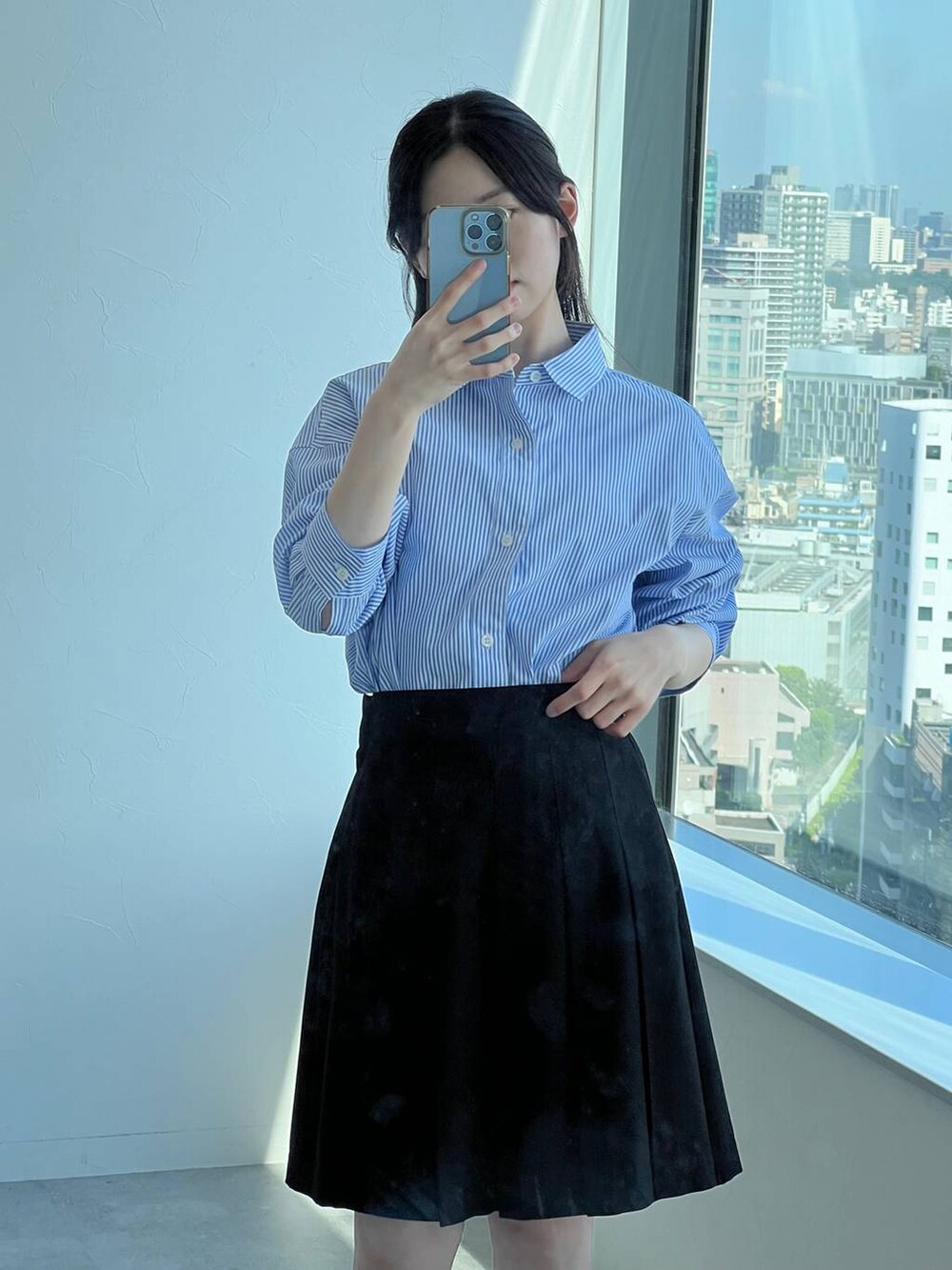 ブラック系のその他パンツ、その他のシャツ/ブラウスを着用したレディースの秋コーディネートの8枚目の写真