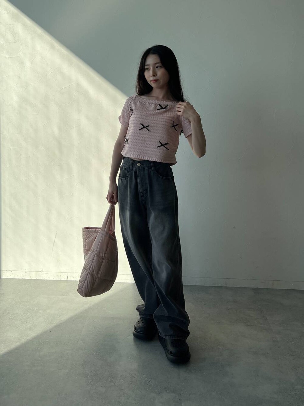 ブラック系のサンダル、ピンク系のショルダーバッグ、ピンク系のTシャツ/カットソーを着用したレディースの夏コーディネートの2枚目の写真