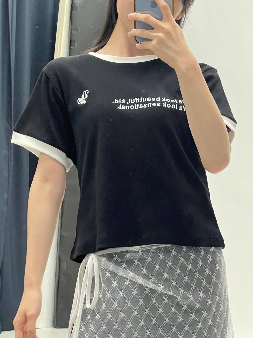 その他のスカートを着用したレディースの夏コーディネートの7枚目の写真