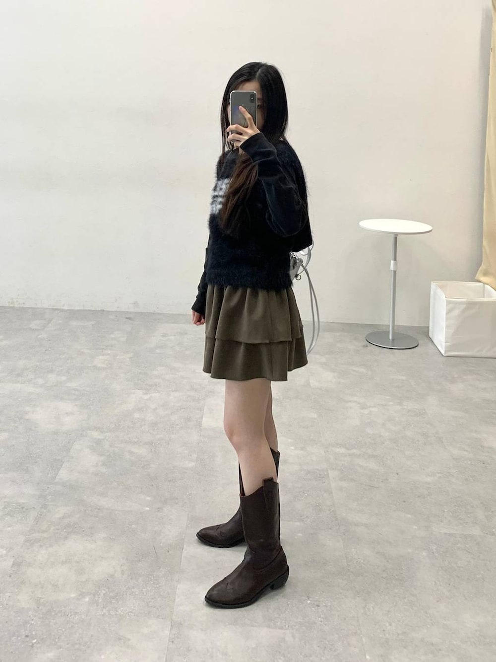「低身長、韓国系、休日コーデ、フェミニン、カジュアル、ALAND、スカート、おでかけ、韓国ファッション、ベスト、ミニスカート、パーカー、冬コーデ」｜「3.3 Field Trip の3.3 Field Trip／ピグメントパーカー（Tシャツ/カットソー、ブラック系）」を使った、みれいさん（レディース・150cm）の冬コーディネートの3枚目の写真