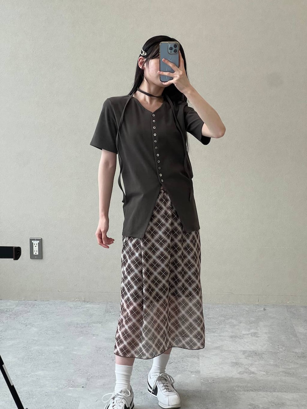 ブラウン系のスカート、グリーン系のTシャツ/カットソーを着用したレディースの夏コーディネートの7枚目の写真