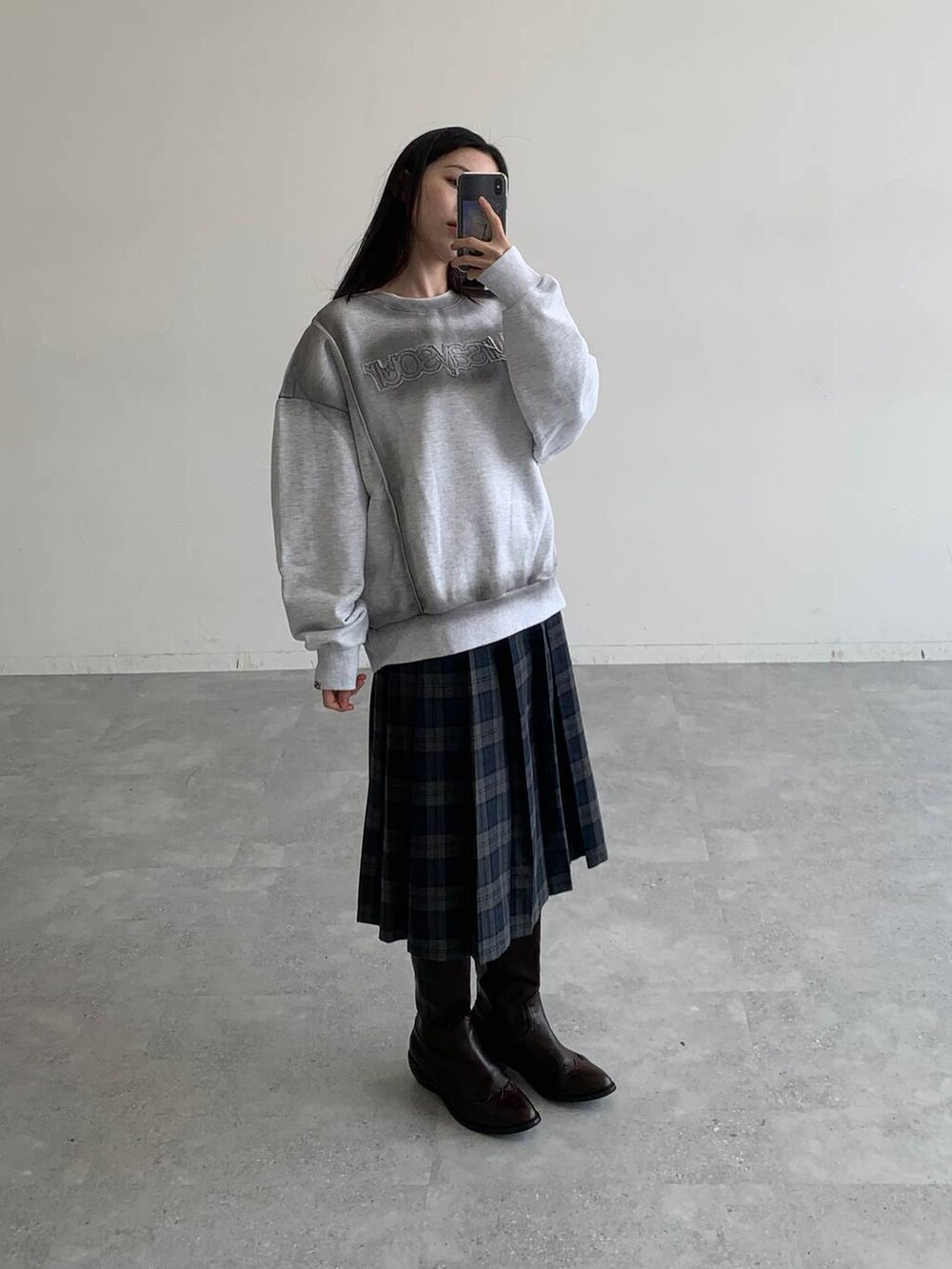 グレー系のスカート、グレー系のスウェットを着用したレディースの秋コーディネートの3枚目の写真