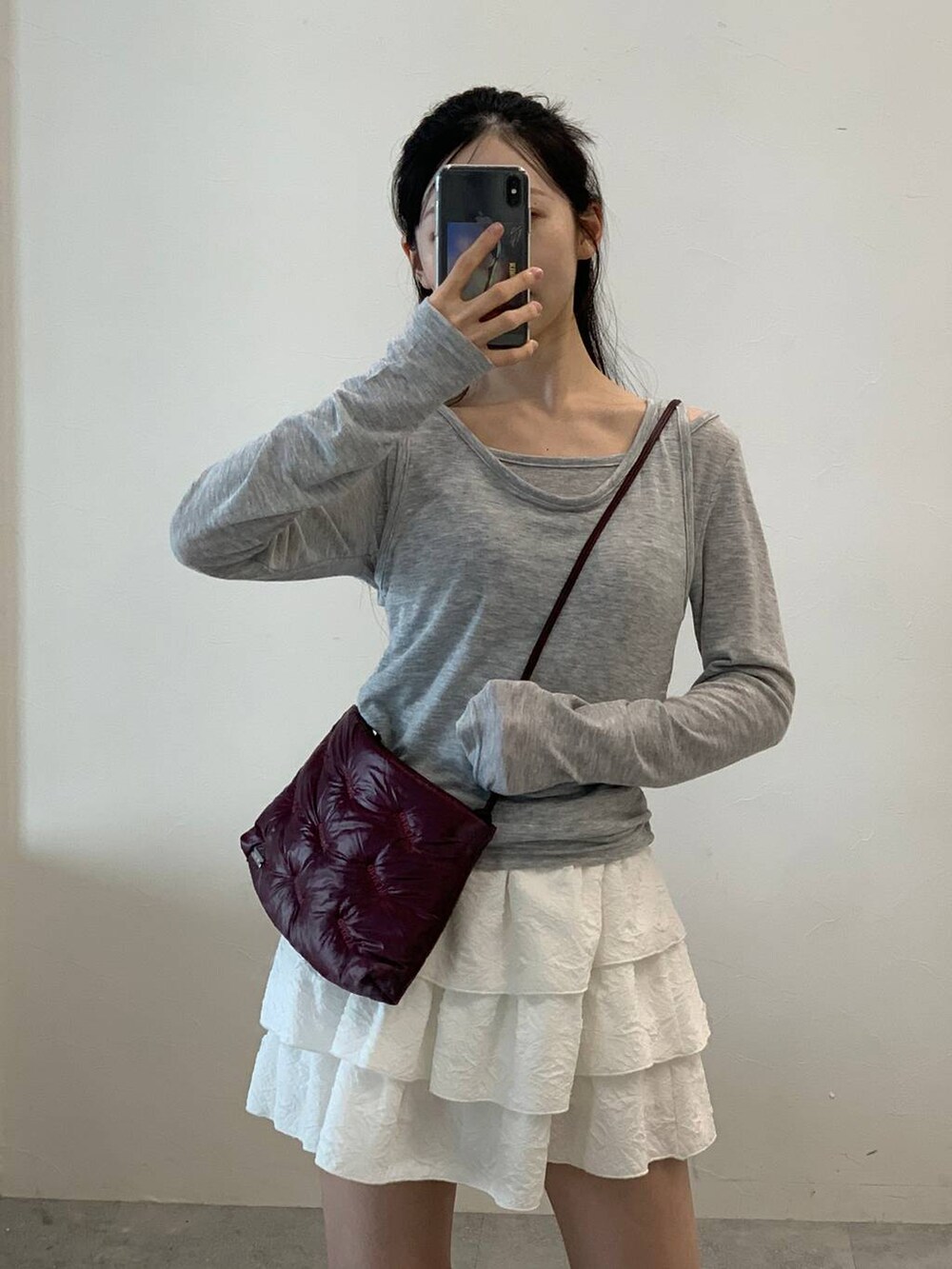 ホワイト系のスカート、グレー系のTシャツ/カットソーを着用したレディースの秋コーディネートの6枚目の写真