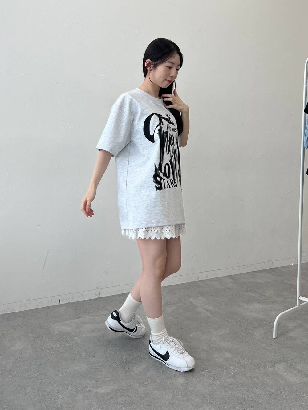 グレー系のTシャツ/カットソー、ホワイト系のスカートを着用したレディースの春コーディネートの3枚目の写真