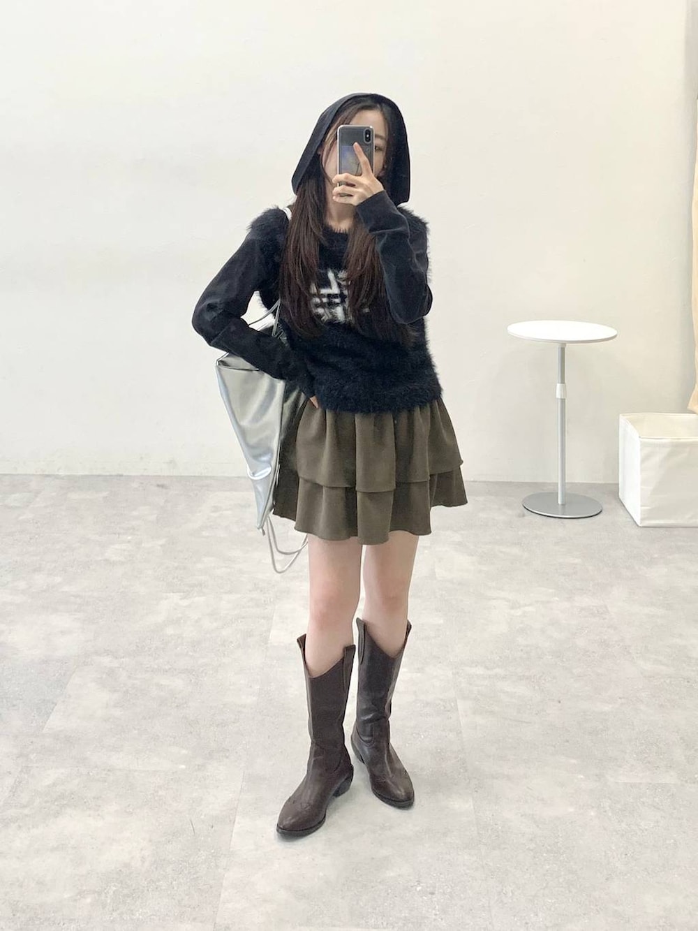 「低身長、韓国系、休日コーデ、フェミニン、カジュアル、ALAND、スカート、おでかけ、韓国ファッション、ベスト、ミニスカート、パーカー、冬コーデ」｜「3.3 Field Trip の3.3 Field Trip／ピグメントパーカー（Tシャツ/カットソー、ブラック系）」を使った、みれいさん（レディース・150cm）の冬コーディネートの4枚目の写真