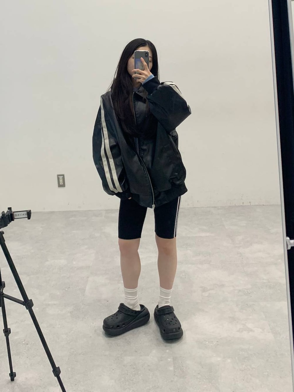 ブラック系のサンダル、ブラック系のブルゾン、ブルー系のTシャツ/カットソーを着用したレディースの秋コーディネートの3枚目の写真