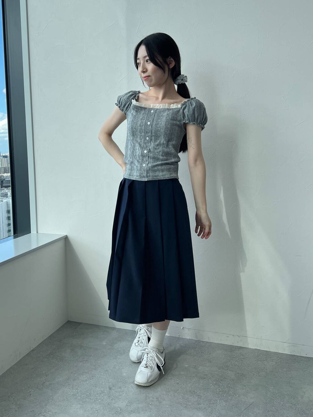 ブルー系のスカート、グレー系のTシャツ/カットソーを着用したレディースの夏コーディネートの7枚目の写真