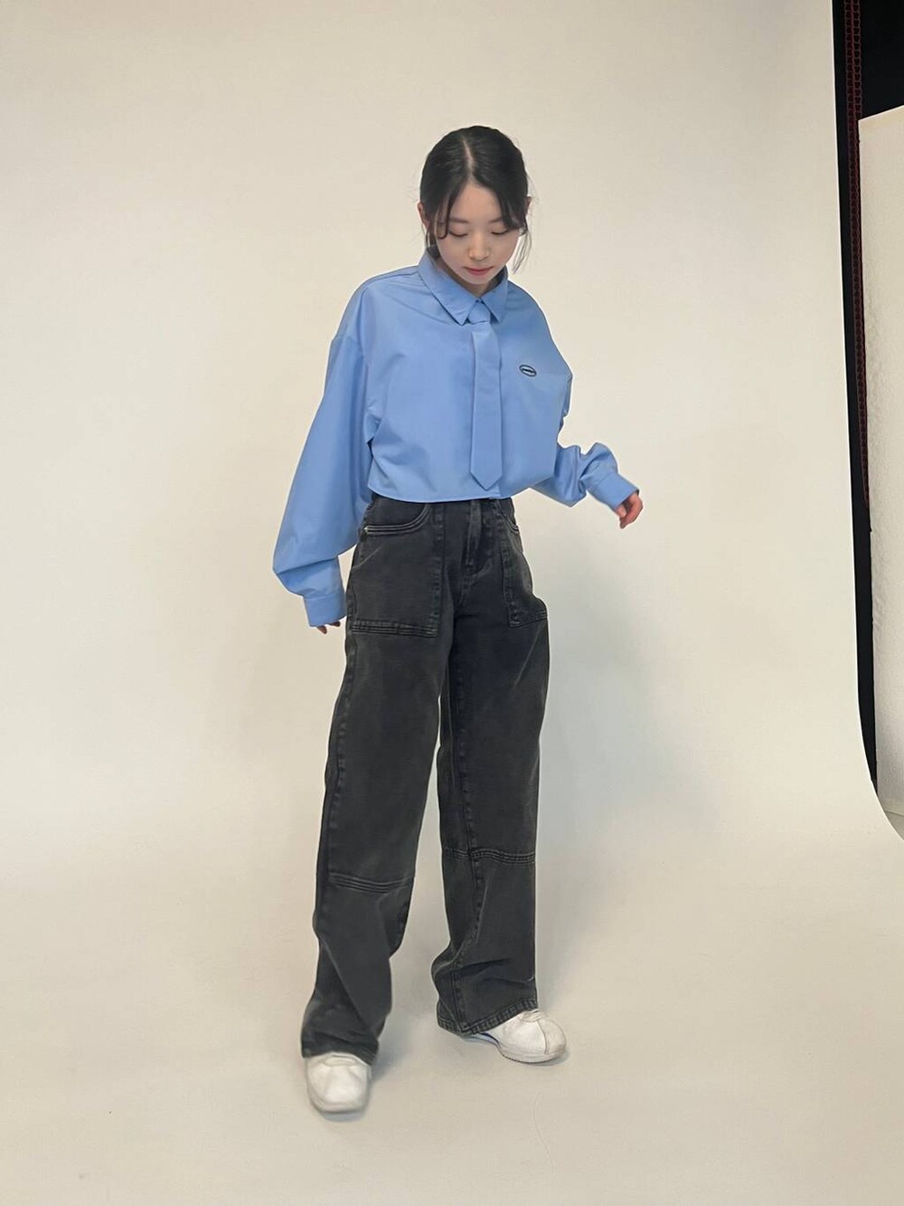 ブルー系のシャツ/ブラウス、ブラック系のデニムパンツを着用したレディースの春コーディネートの2枚目の写真