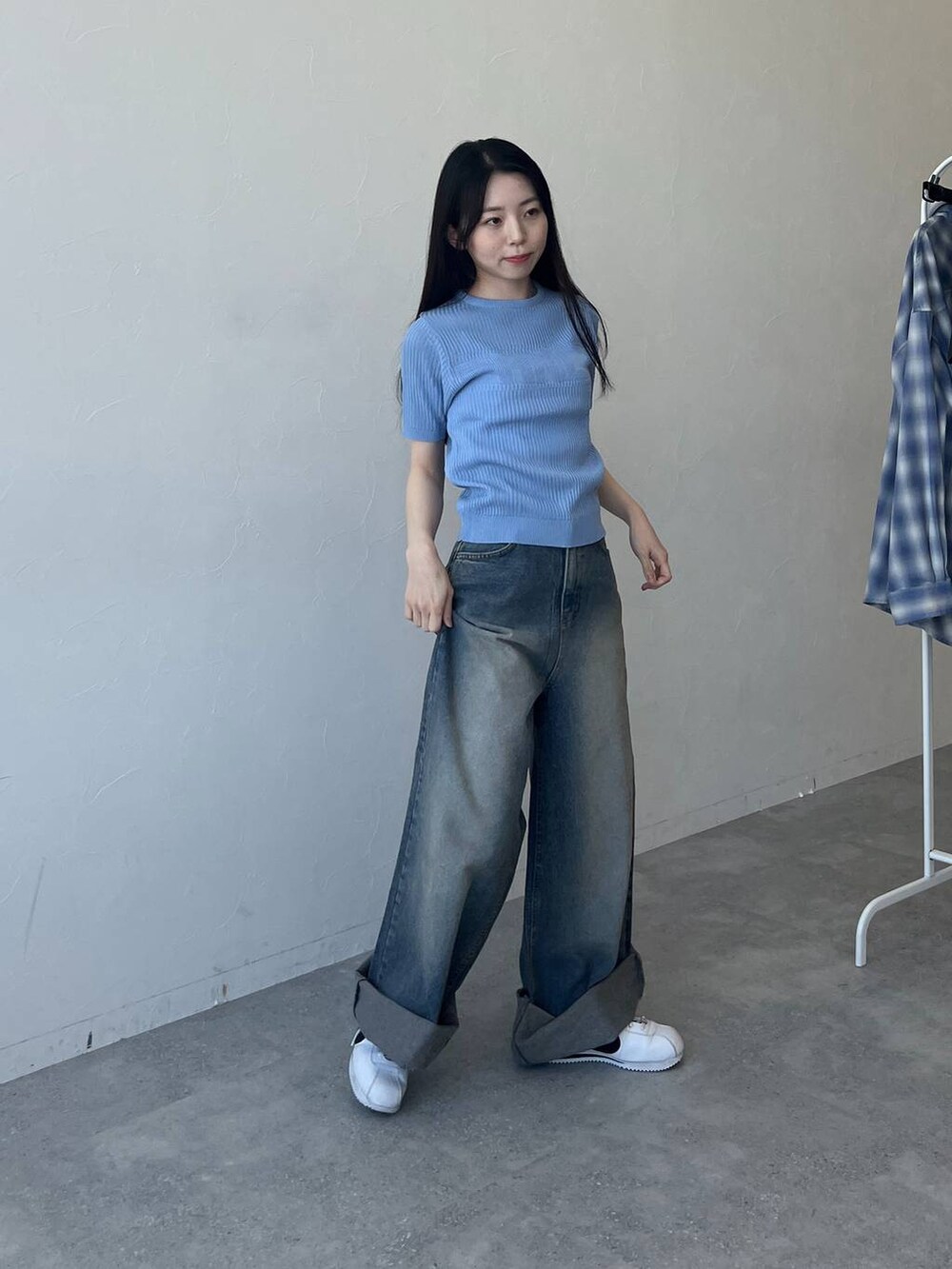 ブルー系のデニムパンツ、ブルー系のTシャツ/カットソーを着用したレディースの春コーディネートの2枚目の写真