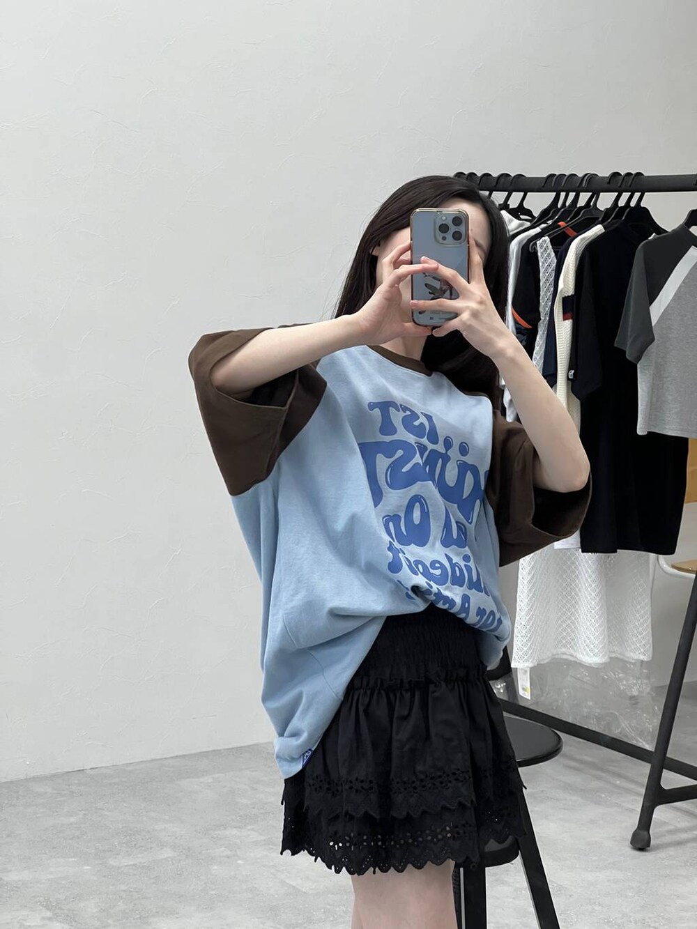 ブラック系のスカート、ブルー系のTシャツ/カットソーを着用したレディースの春コーディネートの7枚目の写真