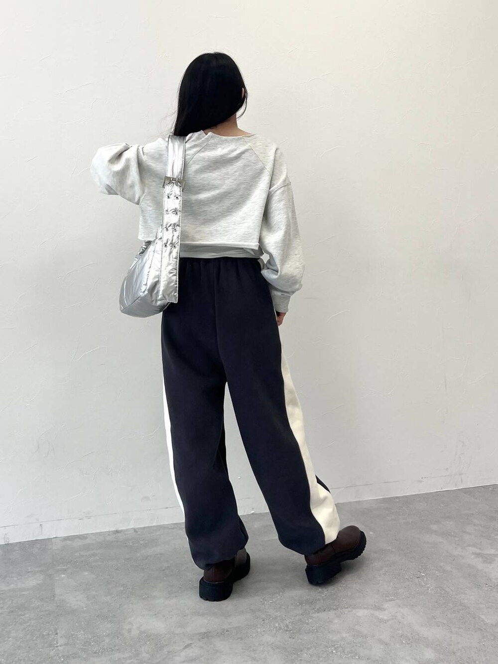 グレー系のTシャツ/カットソー、その他のショルダーバッグ、グレー系のスウェットパンツを着用したレディースの冬コーディネートの4枚目の写真