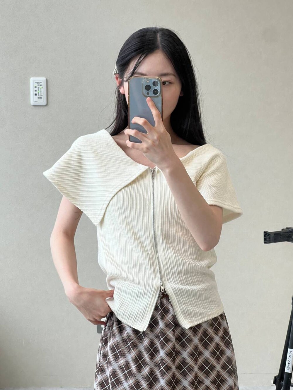 ブラウン系のスカート、ホワイト系のTシャツ/カットソーを着用したレディースの夏コーディネートの7枚目の写真