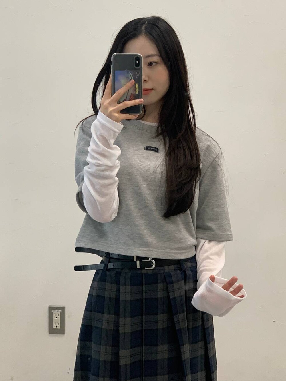 グレー系のスカート、ホワイト系のTシャツ/カットソーを着用したレディースの秋コーディネートの7枚目の写真