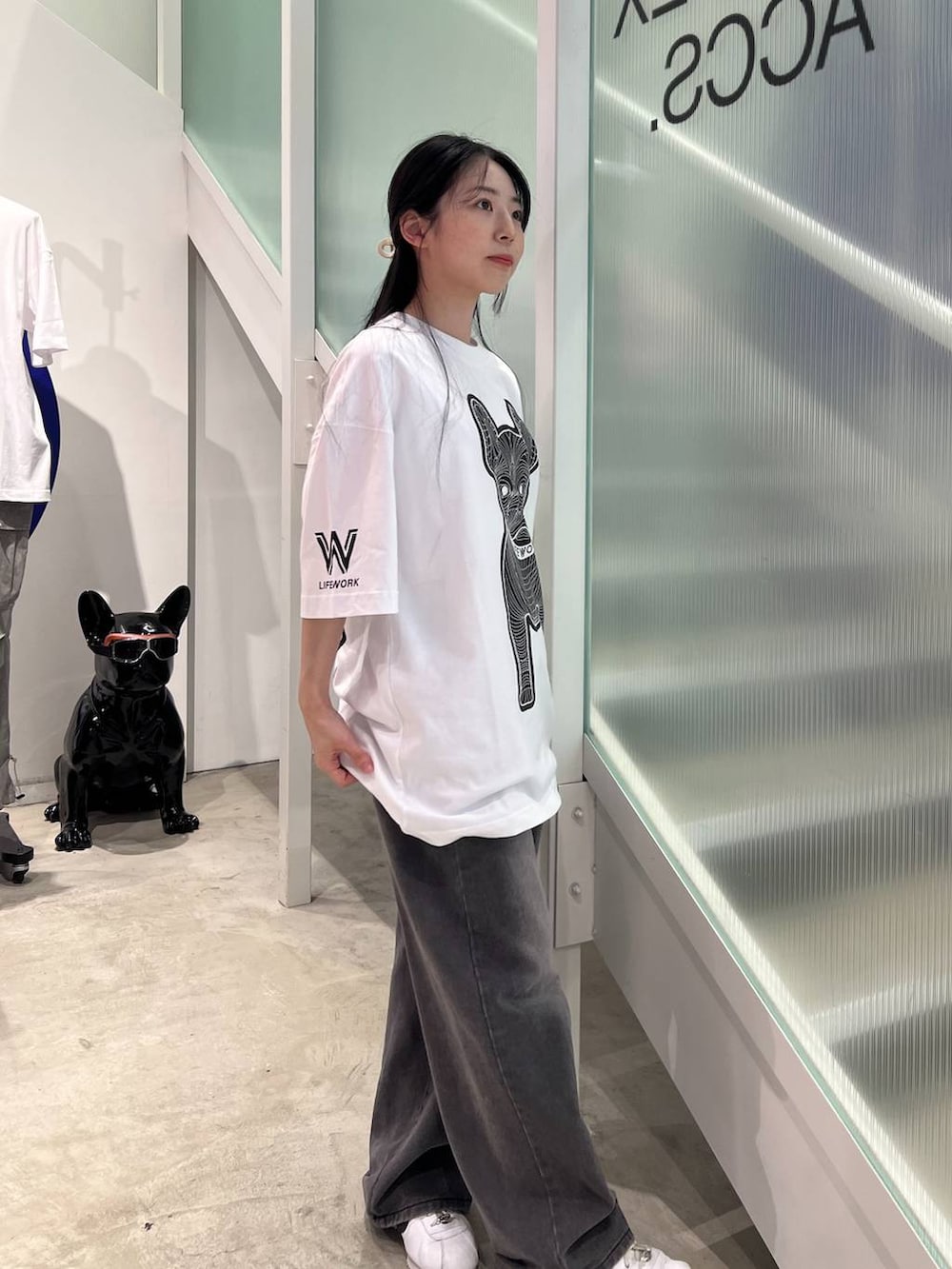 ホワイト系のTシャツ/カットソーを着用したレディースの夏コーディネートの4枚目の写真