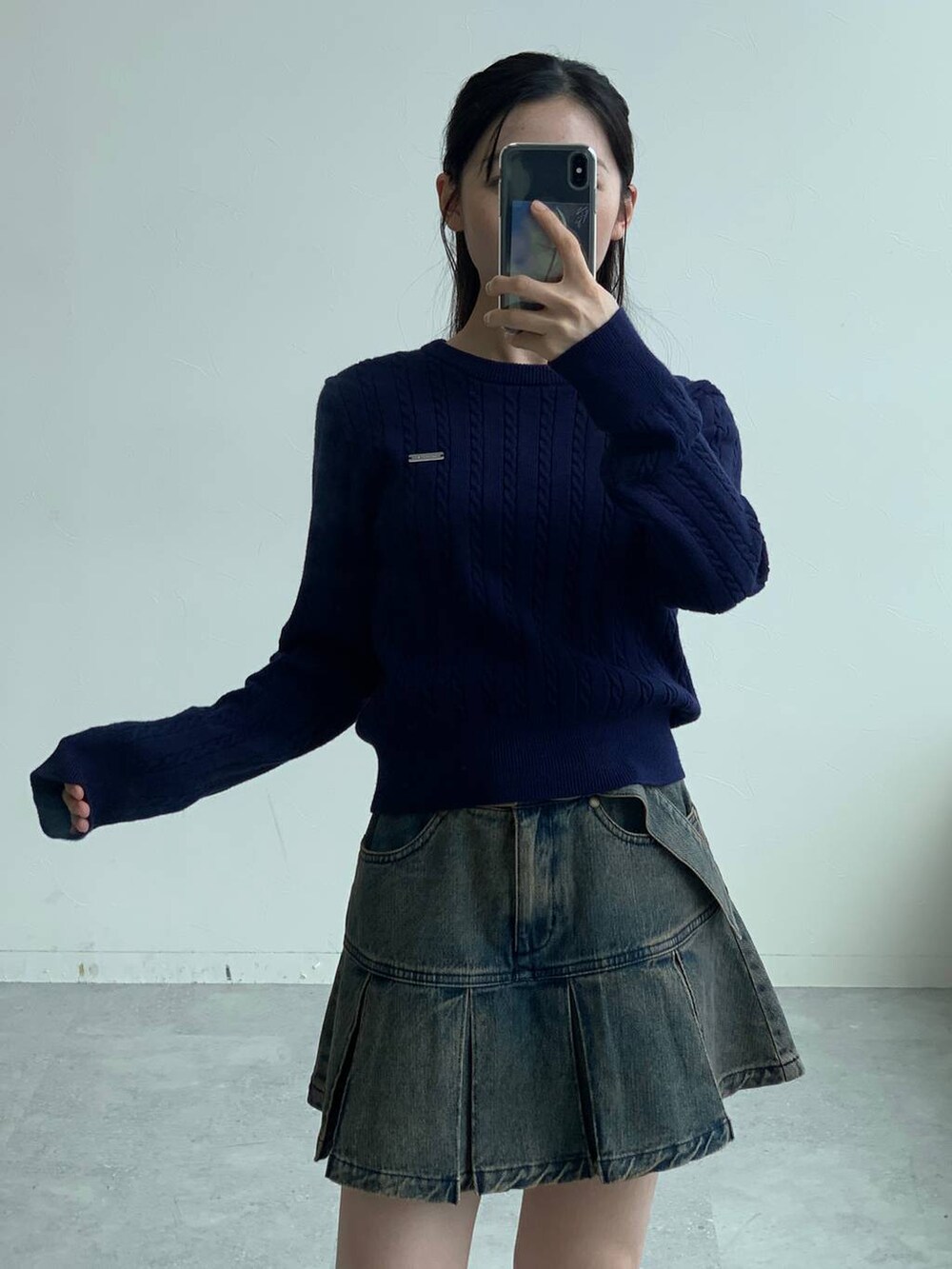 ブルー系のTシャツ/カットソー、ブルー系のデニムスカートを着用したレディースの秋コーディネートの5枚目の写真