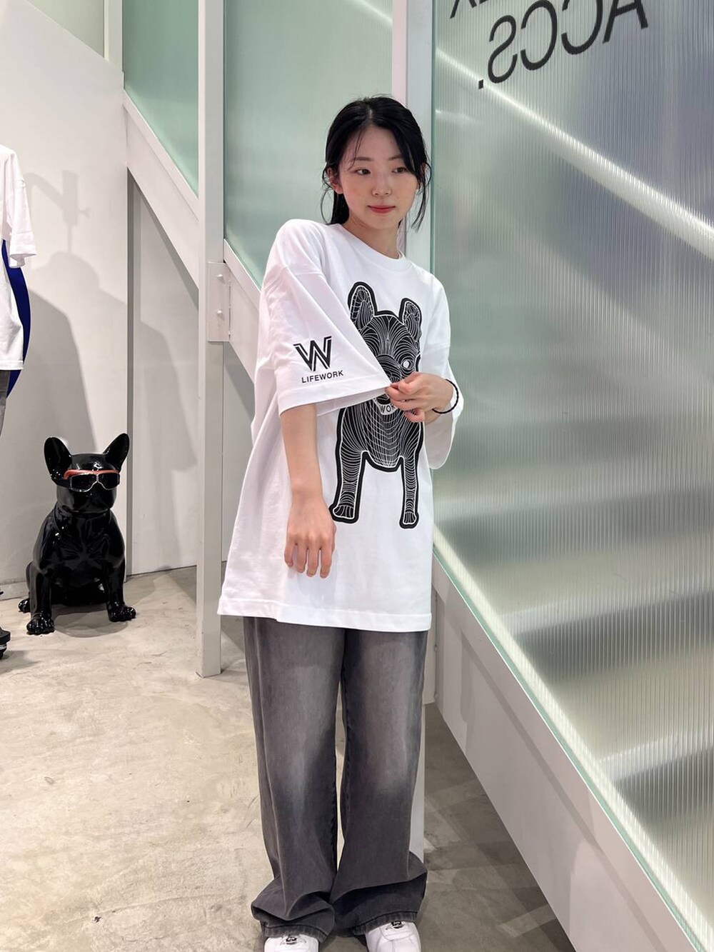 ホワイト系のTシャツ/カットソーを着用したレディースの夏コーディネートの5枚目の写真