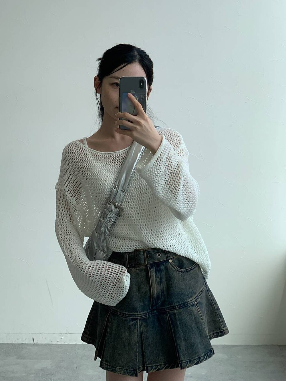 その他のショルダーバッグ、ホワイト系のTシャツ/カットソー、ブルー系のデニムスカートを着用したレディースの秋コーディネートの6枚目の写真