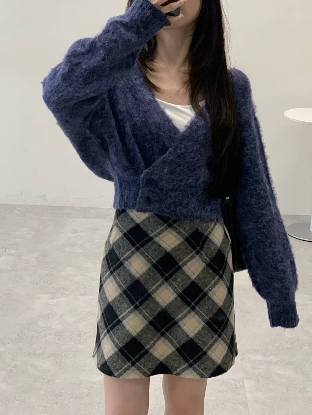 グレー系のカーディガン/ボレロ、ブラック系のスカート、ブラック系のブーツを着用したレディースの秋コーディネートの9枚目の写真