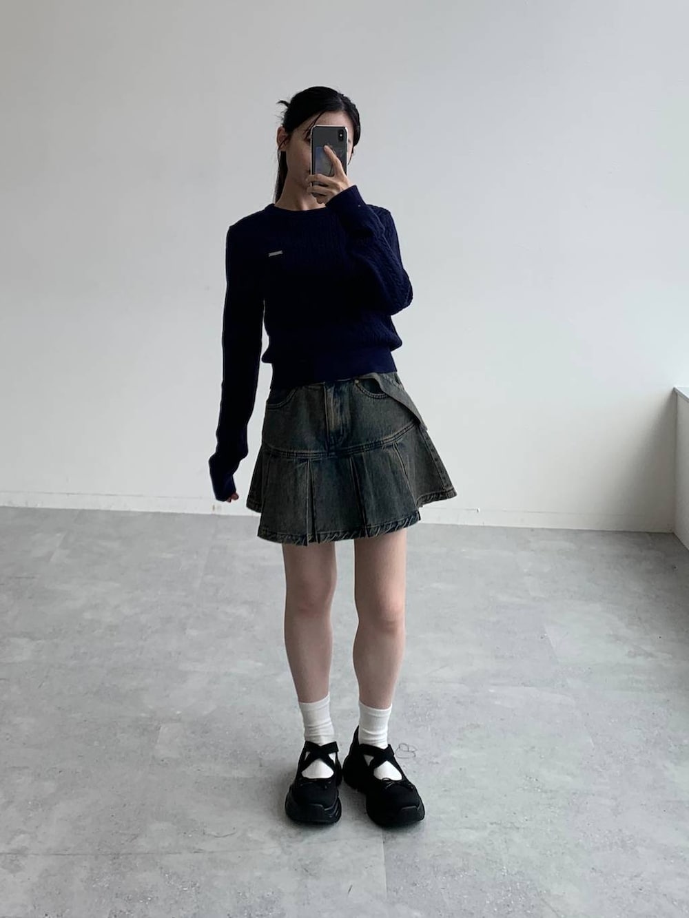 ブルー系のTシャツ/カットソー、ブルー系のデニムスカートを着用したレディースの秋コーディネートの2枚目の写真