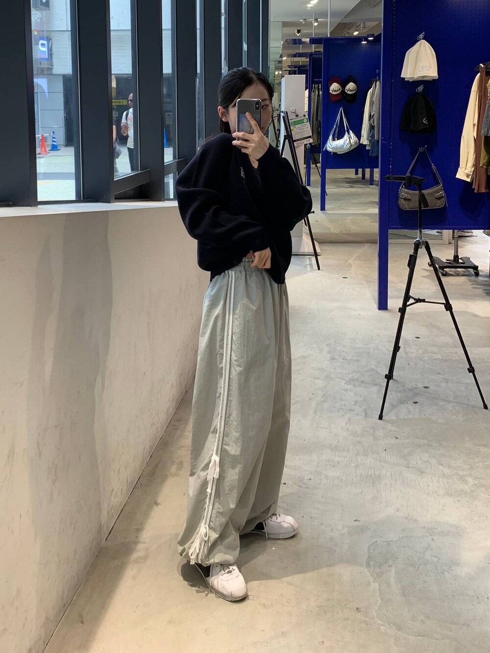 グレー系のその他パンツ、ブルー系のニット/セーターを着用したレディースの秋コーディネートの4枚目の写真