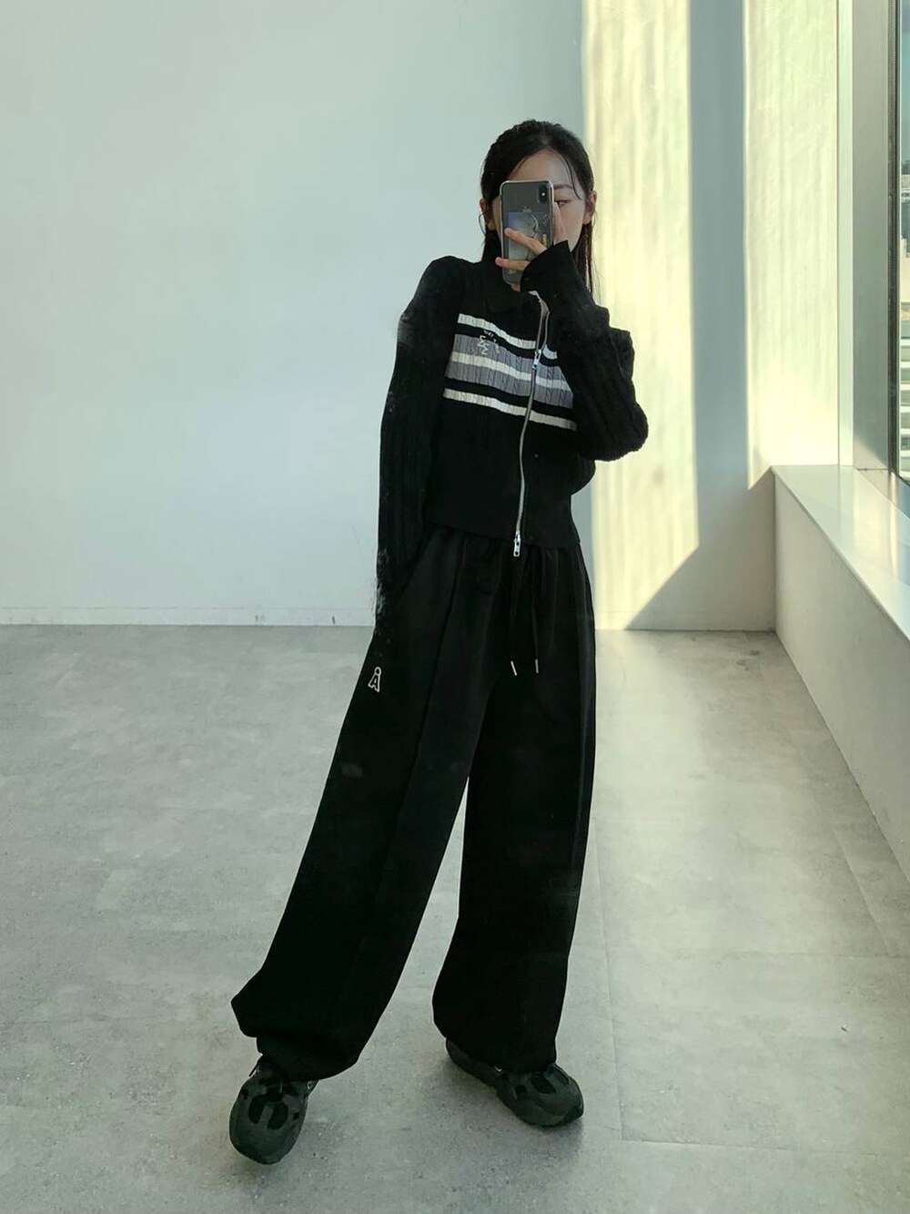 ブラック系のカーディガン/ボレロ、ブラック系のその他パンツを着用したレディースの秋コーディネートの3枚目の写真