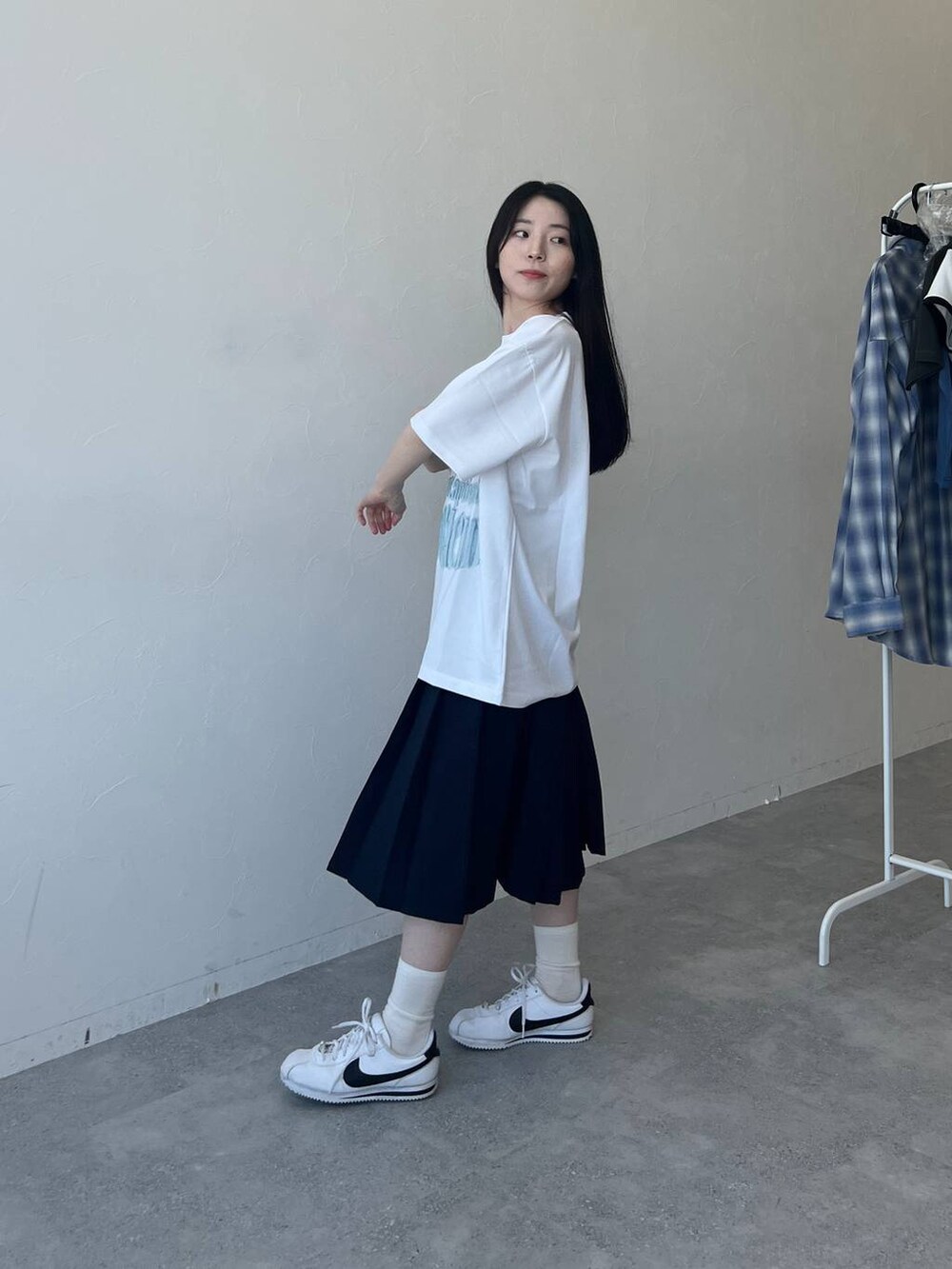 ホワイト系のTシャツ/カットソー、ブルー系のスカートを着用したレディースの春コーディネートの2枚目の写真