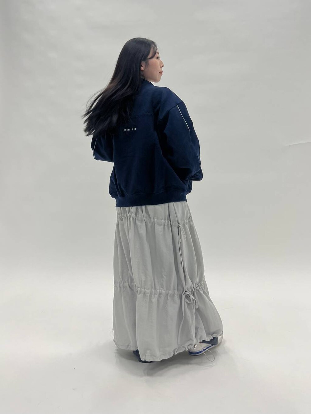 ホワイト系のTシャツ/カットソー、ブラック系のデニムパンツ、ブルー系のブルゾンを着用したレディースの冬コーディネートの4枚目の写真
