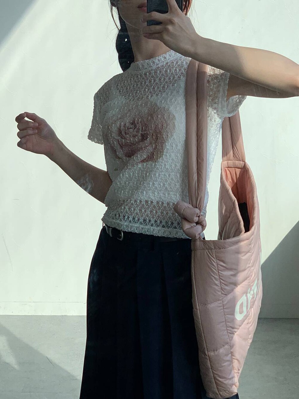 ブルー系のスカート、ホワイト系のTシャツ/カットソー、ピンク系のショルダーバッグを着用したレディースの夏コーディネートの5枚目の写真