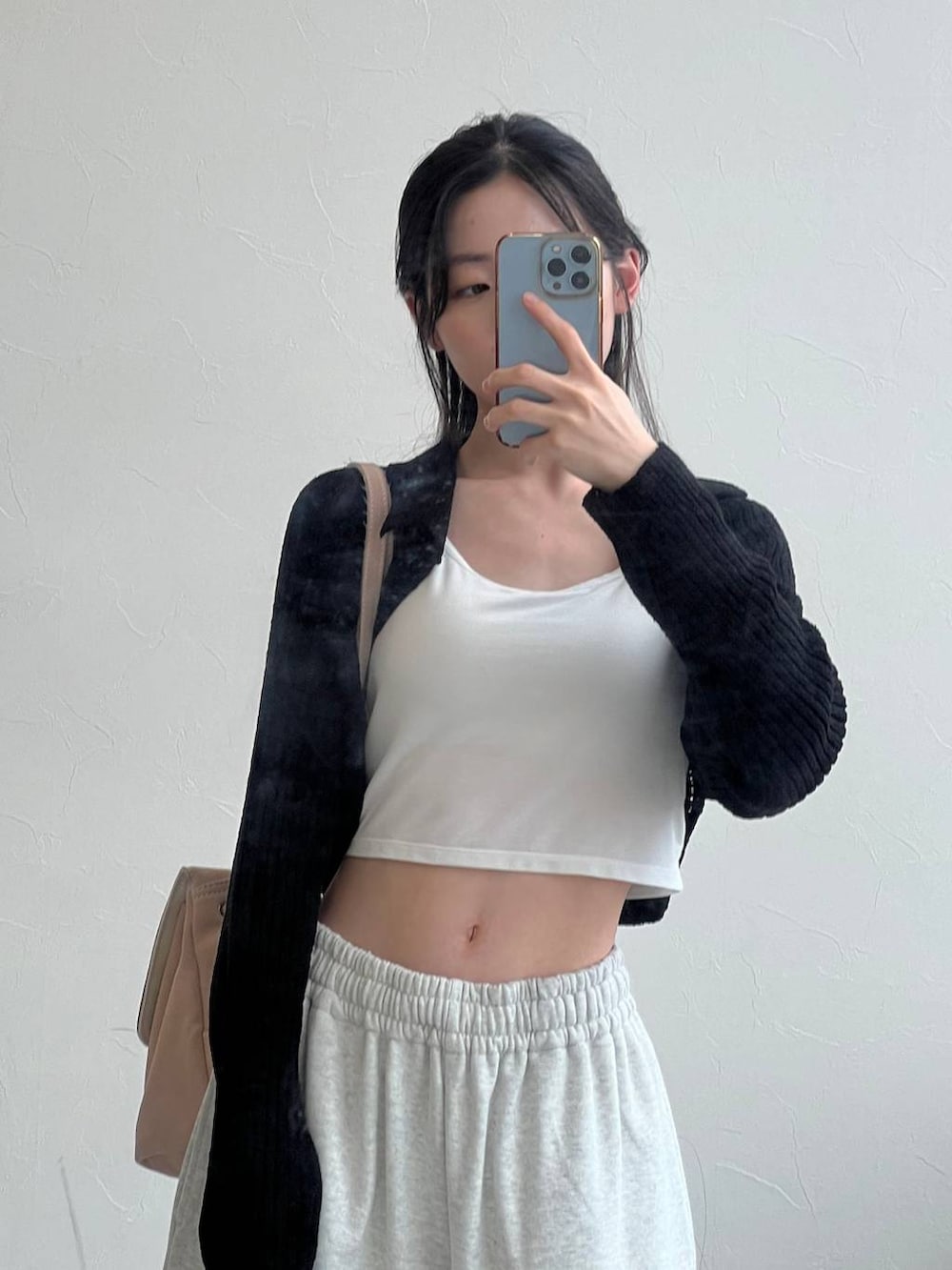 グレー系のスウェットパンツ、ブラック系のスウェットを着用したレディースの夏コーディネートの5枚目の写真