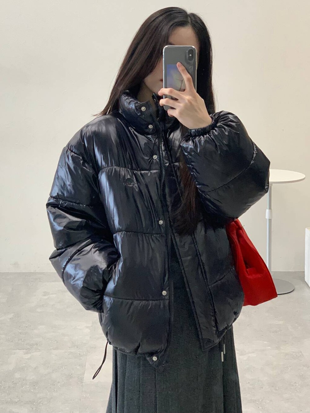 ブラック系のダウンジャケット/コート、グレー系のスカート、グレー系のTシャツ/カットソーを着用したレディースの冬コーディネートの9枚目の写真