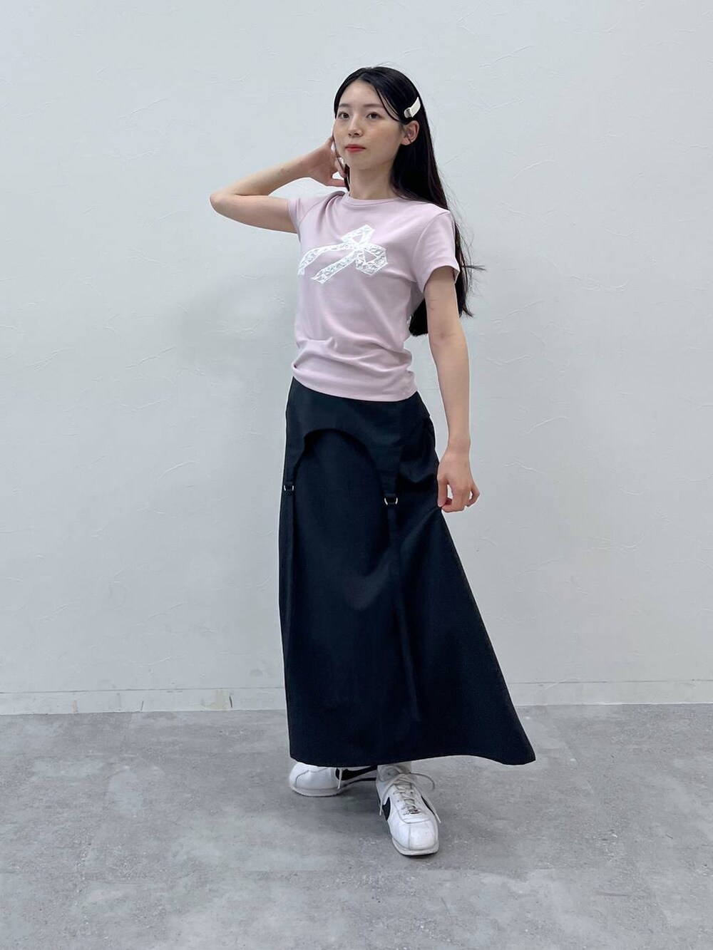 グレー系のスカート、ピンク系のTシャツ/カットソーを着用したレディースの夏コーディネートの3枚目の写真