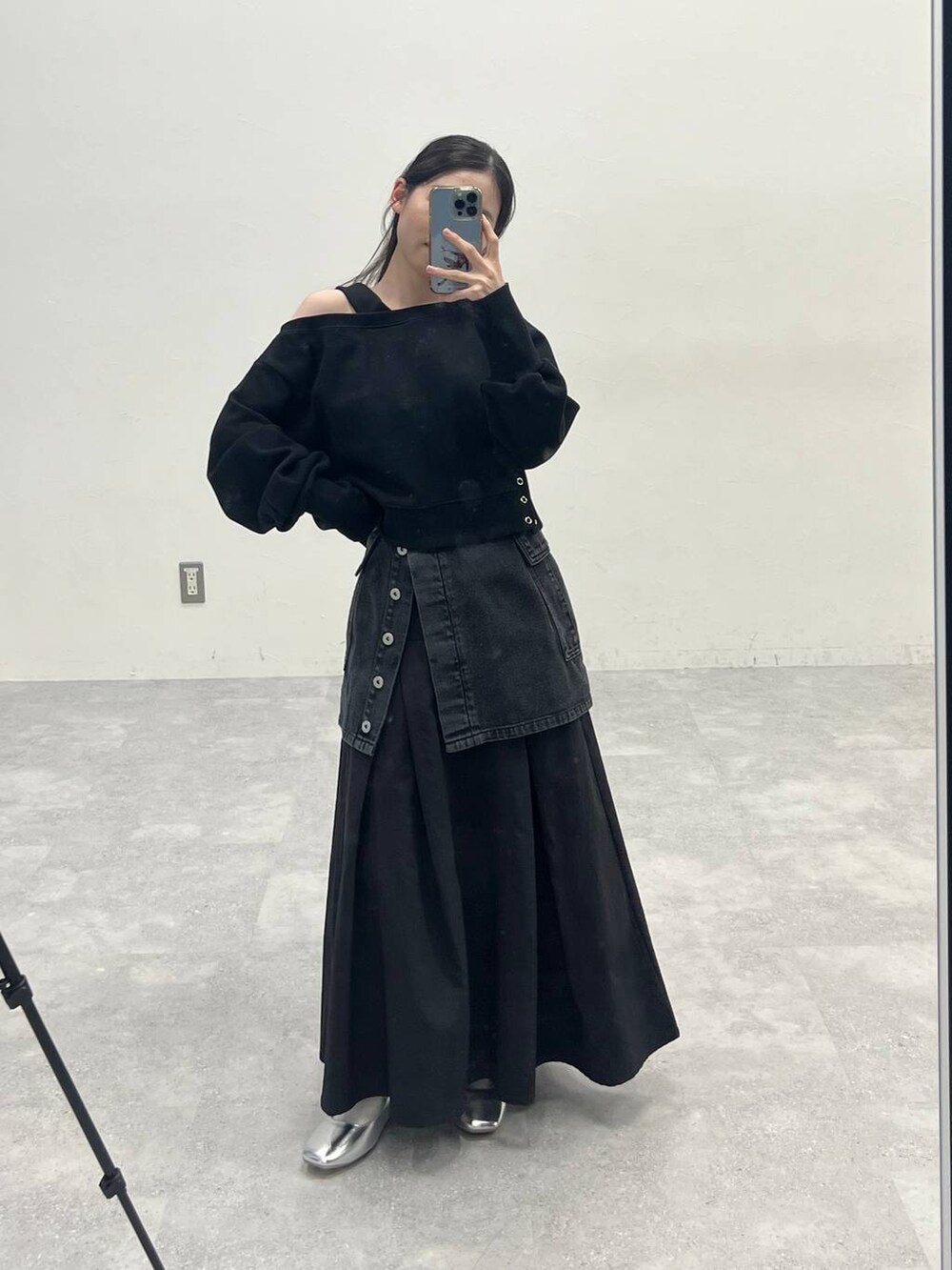 ブラック系のスカート、ブラック系のデニムパンツを着用したレディースの春コーディネートの6枚目の写真