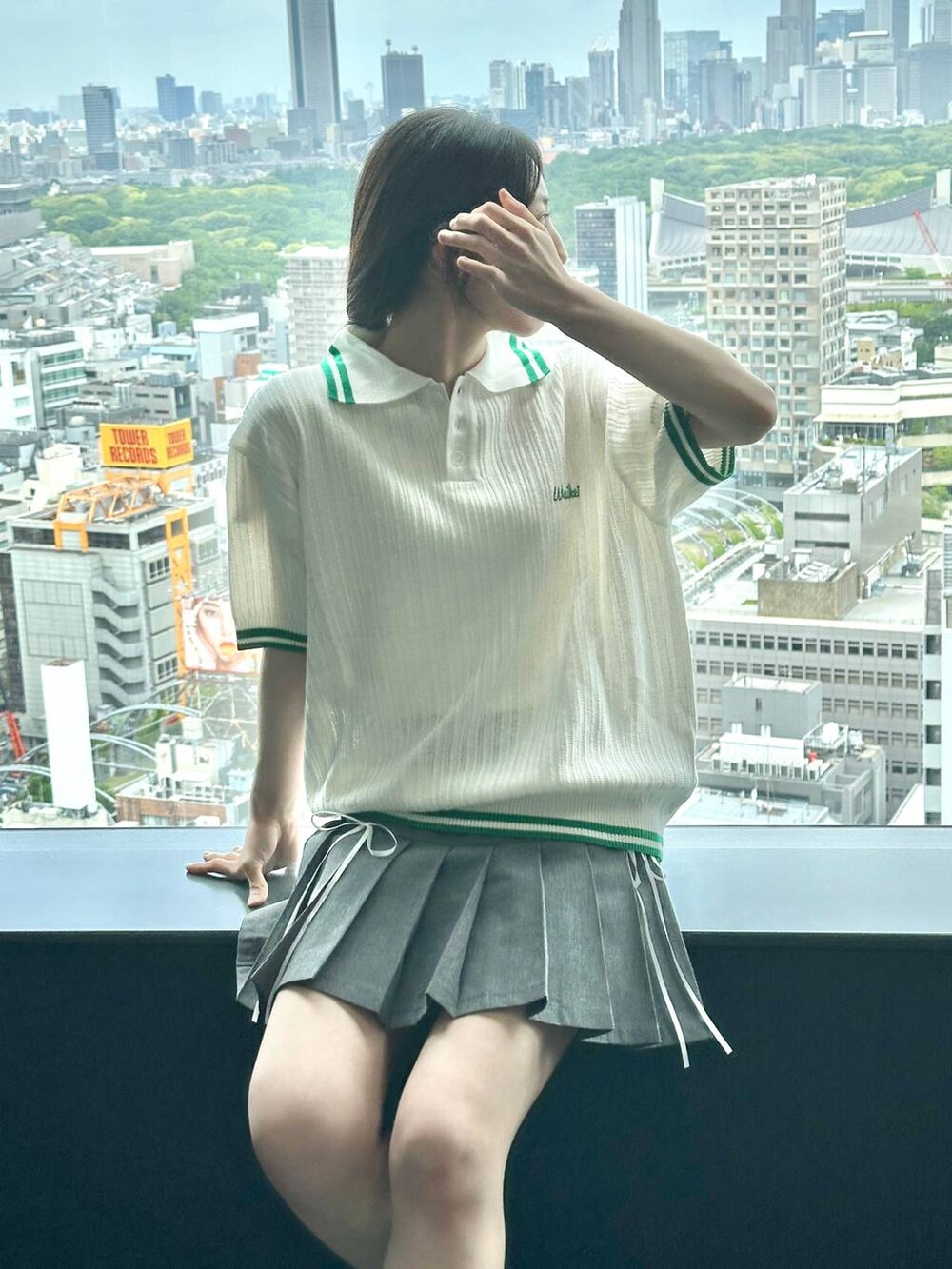 グレー系のスカート、ベージュ系のニット/セーターを着用したレディースの夏コーディネートの8枚目の写真