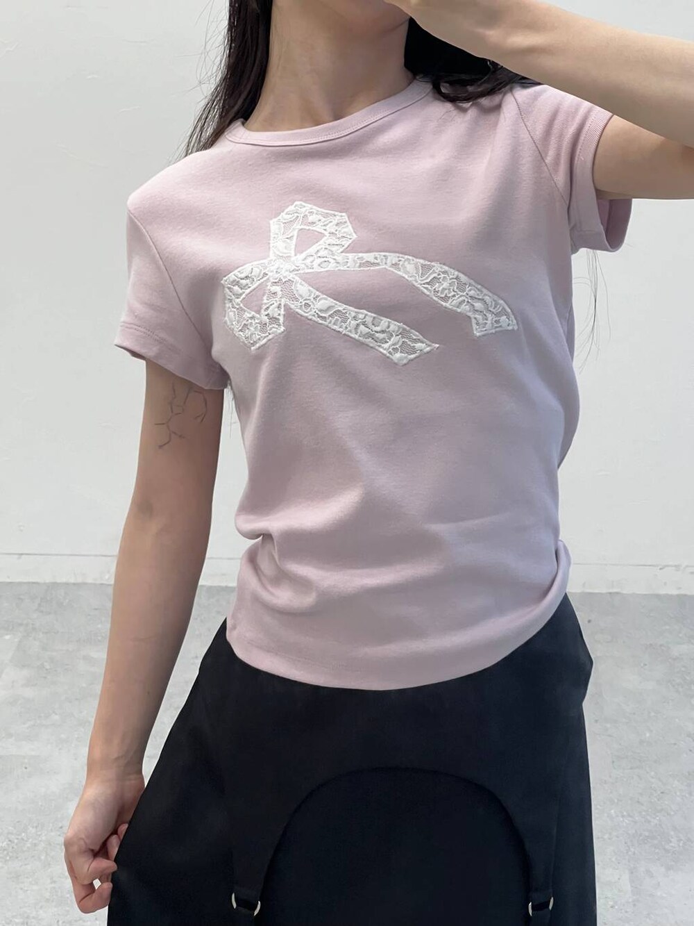 グレー系のスカート、ピンク系のTシャツ/カットソーを着用したレディースの夏コーディネートの7枚目の写真