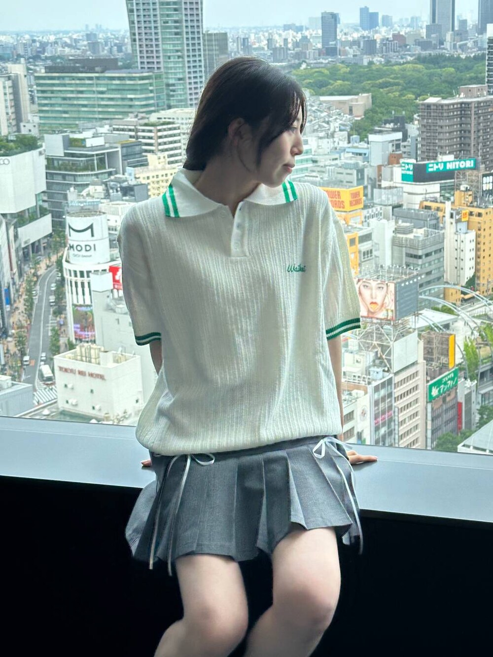 グレー系のスカート、ベージュ系のニット/セーターを着用したレディースの夏コーディネートの9枚目の写真