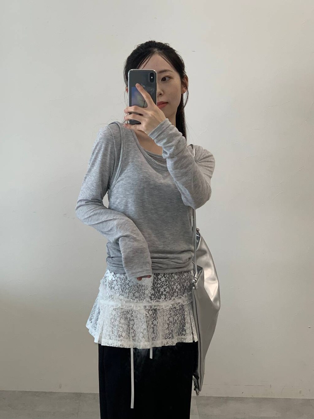 グレー系のTシャツ/カットソー、ホワイト系のスカートを着用したレディースの秋コーディネートの5枚目の写真