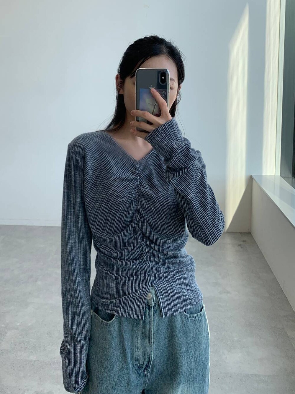 その他のデニムパンツ、ブルー系のTシャツ/カットソーを着用したレディースの秋コーディネートの7枚目の写真