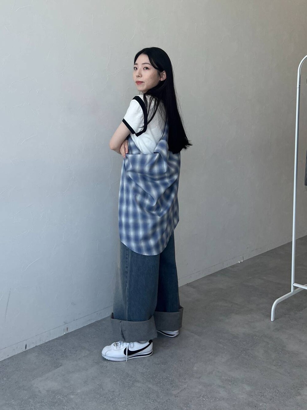 ブルー系のシャツ/ブラウス、ブルー系のデニムパンツ、ホワイト系のTシャツ/カットソーを着用したレディースの春コーディネートの3枚目の写真