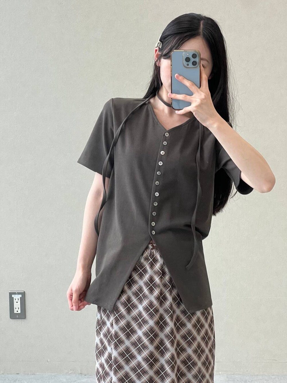 ブラウン系のスカート、グリーン系のTシャツ/カットソーを着用したレディースの夏コーディネートの8枚目の写真