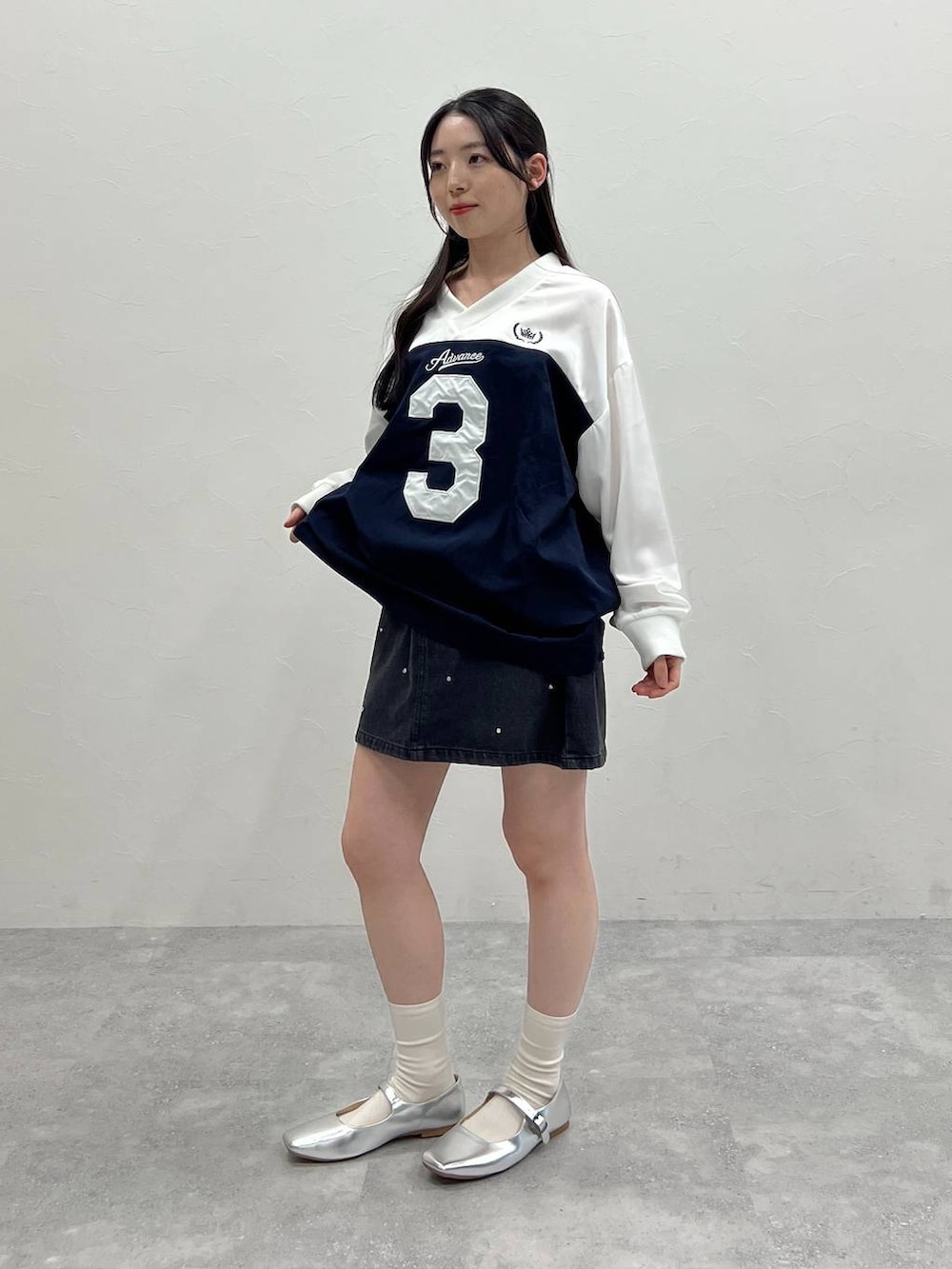 ブルー系のTシャツ/カットソー、ブラック系のデニムスカートを着用したレディースの春コーディネートの4枚目の写真