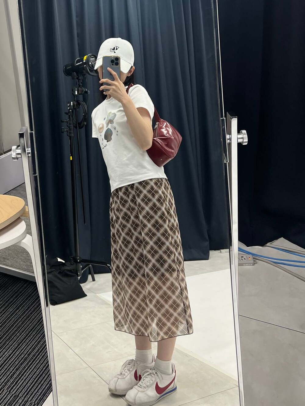 ブラウン系のスカート、ホワイト系のTシャツ/カットソーを着用したレディースの夏コーディネートの5枚目の写真