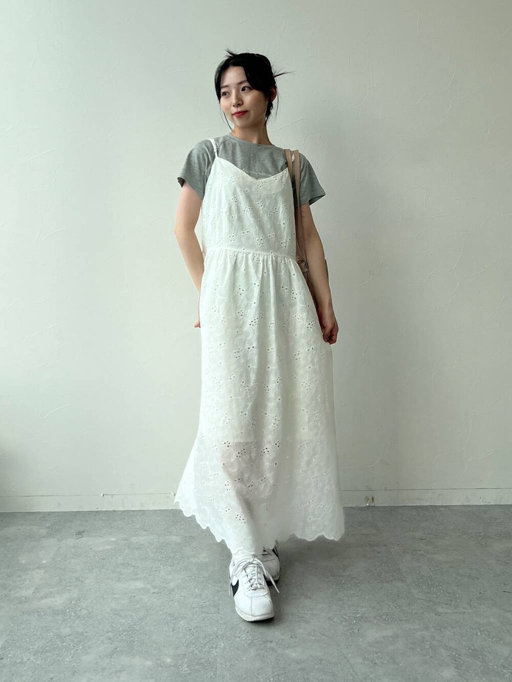 グレー系のTシャツ/カットソー、ベージュ系のワンピースを着用したレディースの夏コーディネートの5枚目の写真