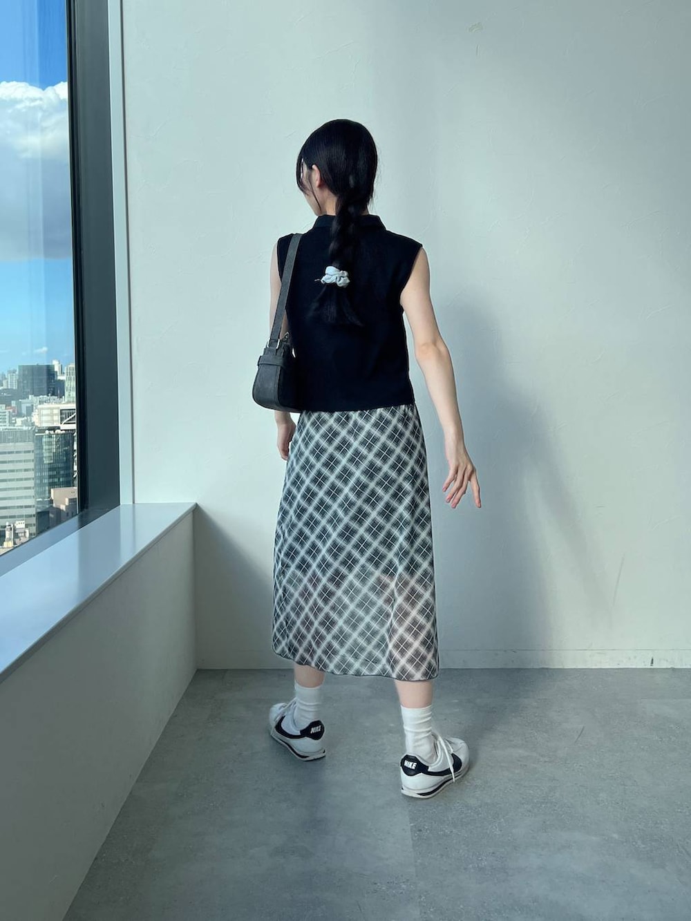 ブラック系のタンクトップ、グレー系のスカート、ブラック系のトートバッグを着用したレディースの夏コーディネートの5枚目の写真