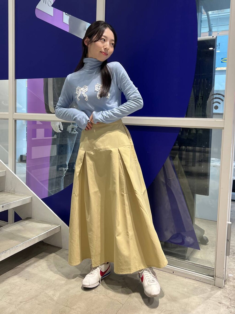 ベージュ系のスカートを着用したレディースの春コーディネートの2枚目の写真