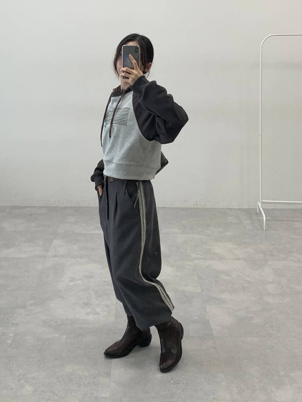 ブラウン系のシャツ/ブラウス、グレー系のスウェット、グレー系のスラックスを着用したレディースの秋コーディネートの3枚目の写真