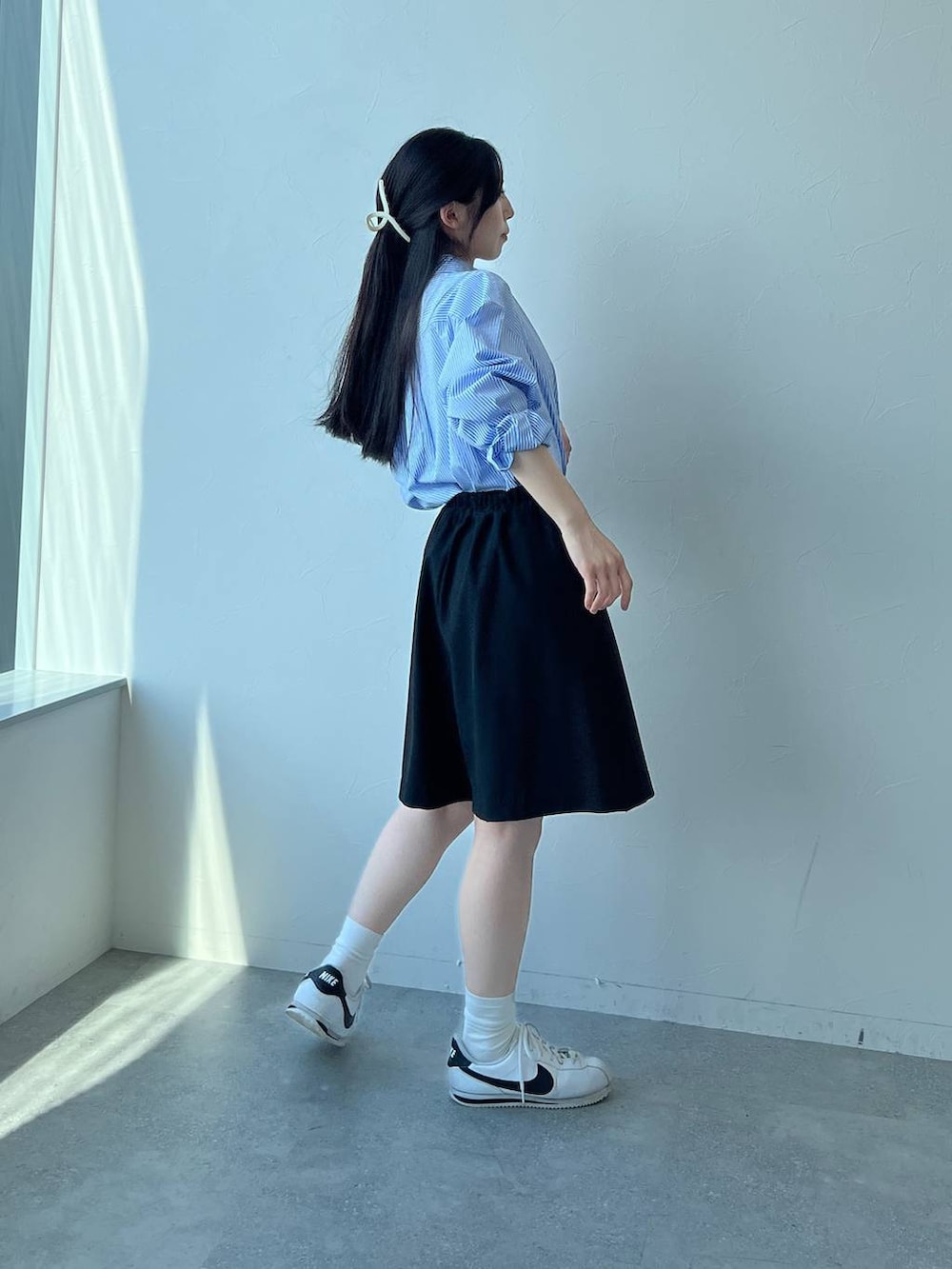 ブラック系のその他パンツ、その他のシャツ/ブラウスを着用したレディースの秋コーディネートの3枚目の写真