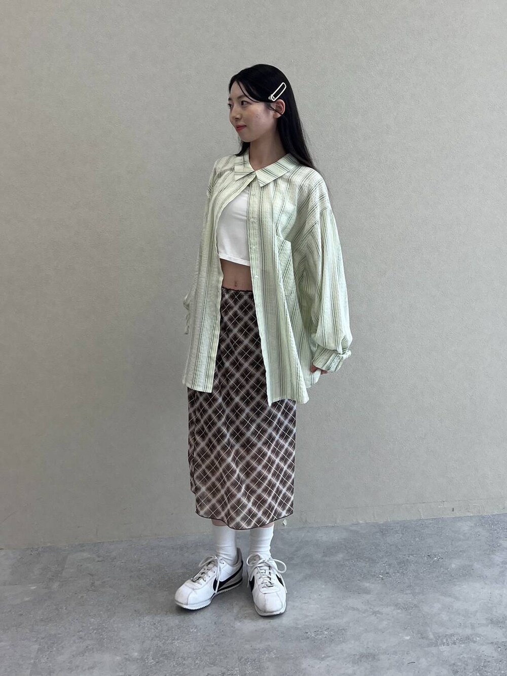 ブラウン系のスカート、グリーン系のシャツ/ブラウスを着用したレディースの夏コーディネートの8枚目の写真