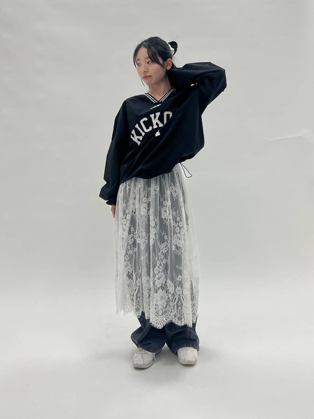 ブラック系のTシャツ/カットソーを着用したレディースの春コーディネートの2枚目の写真