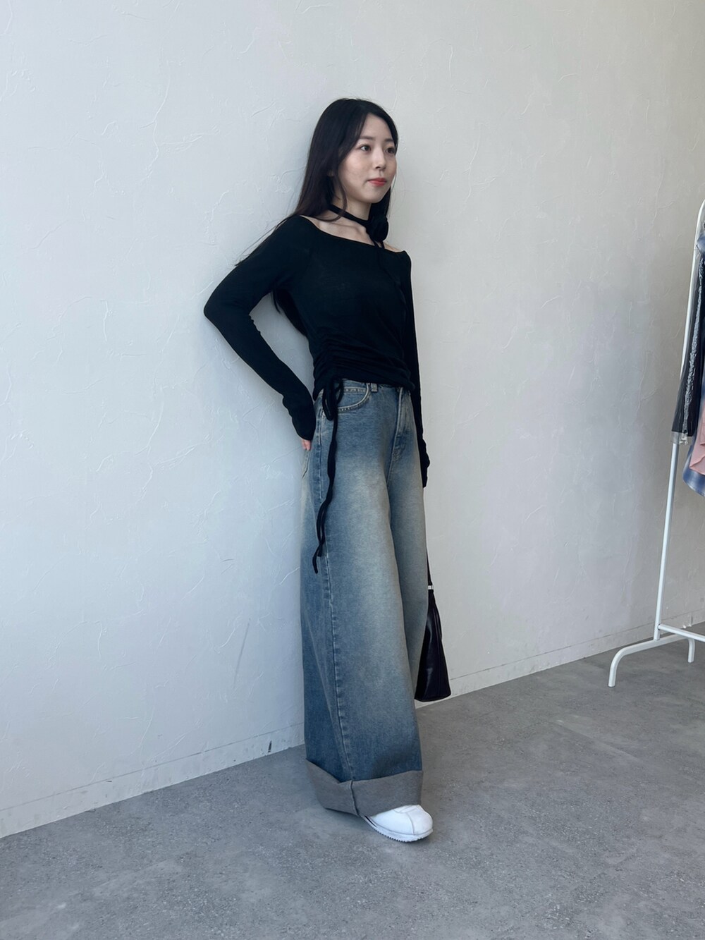 ブラック系のTシャツ/カットソー、ブルー系のデニムパンツを着用したレディースの春コーディネートの2枚目の写真